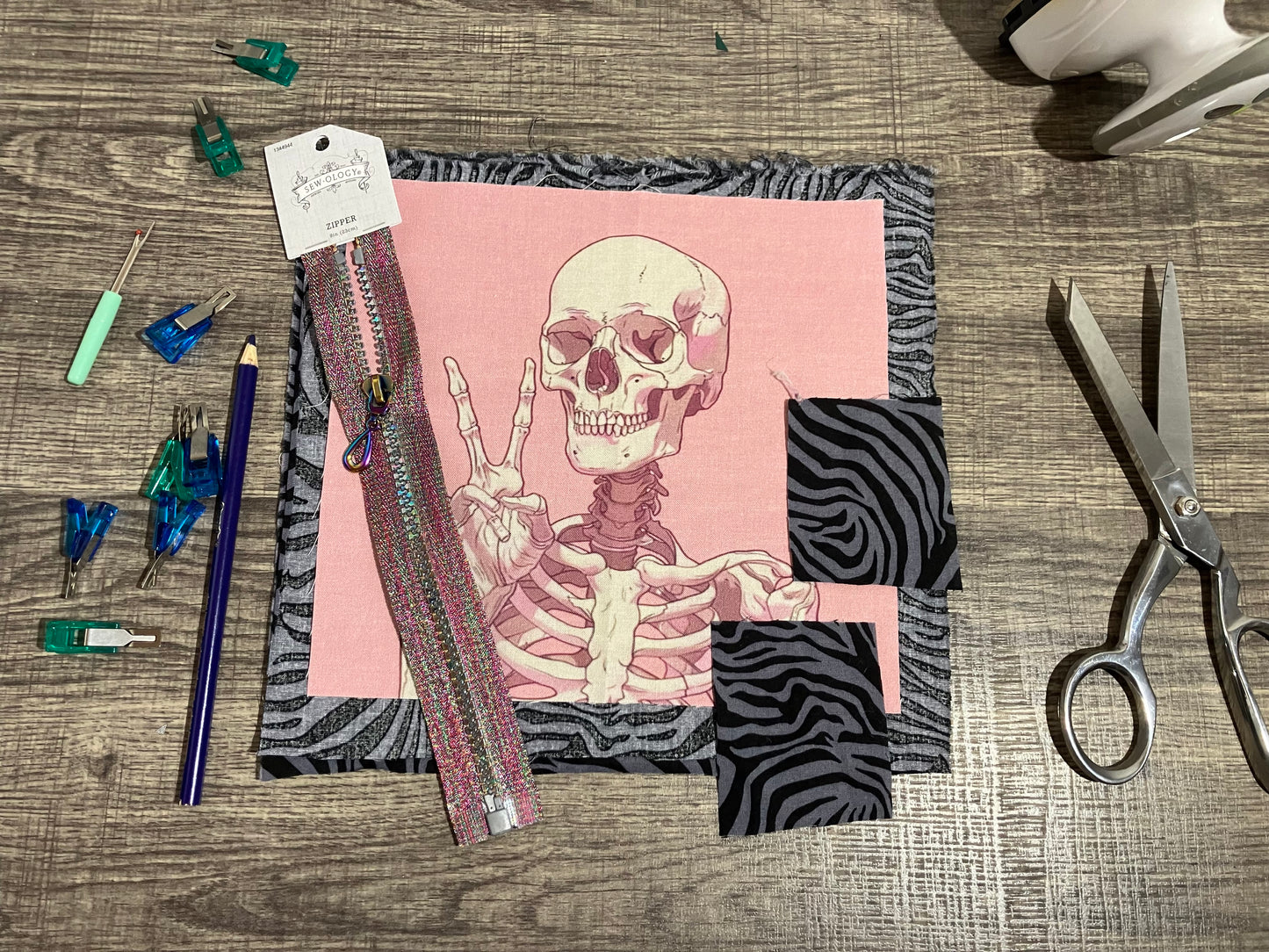 Skull zipper clutch